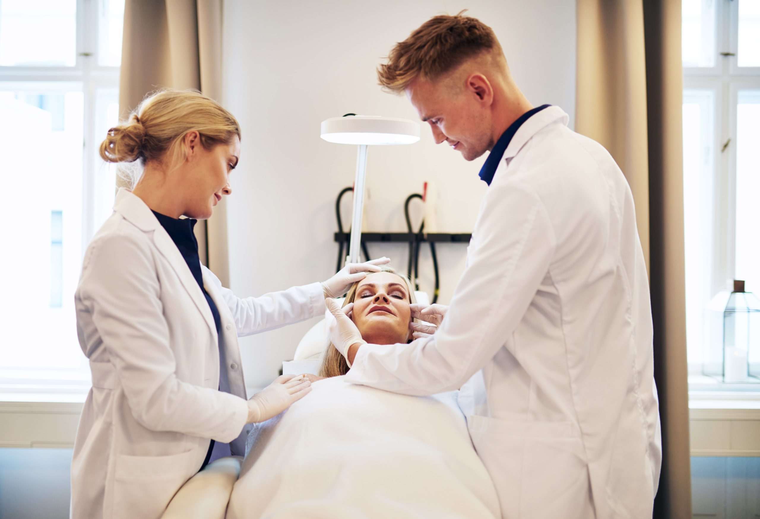 acne-doctors-discussing treatment