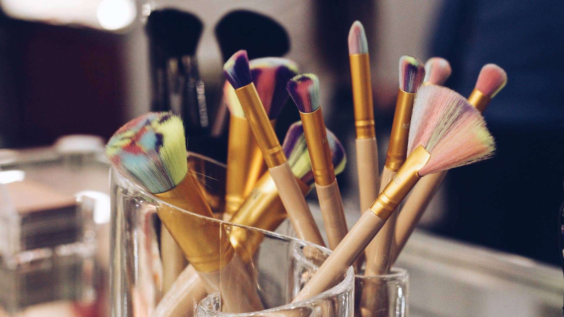 7 Sneaky Habits That Causes Acne Breakouts 7 Makeup Brushes